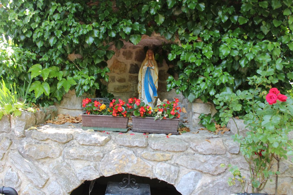 Die Mariengrotte im Garten