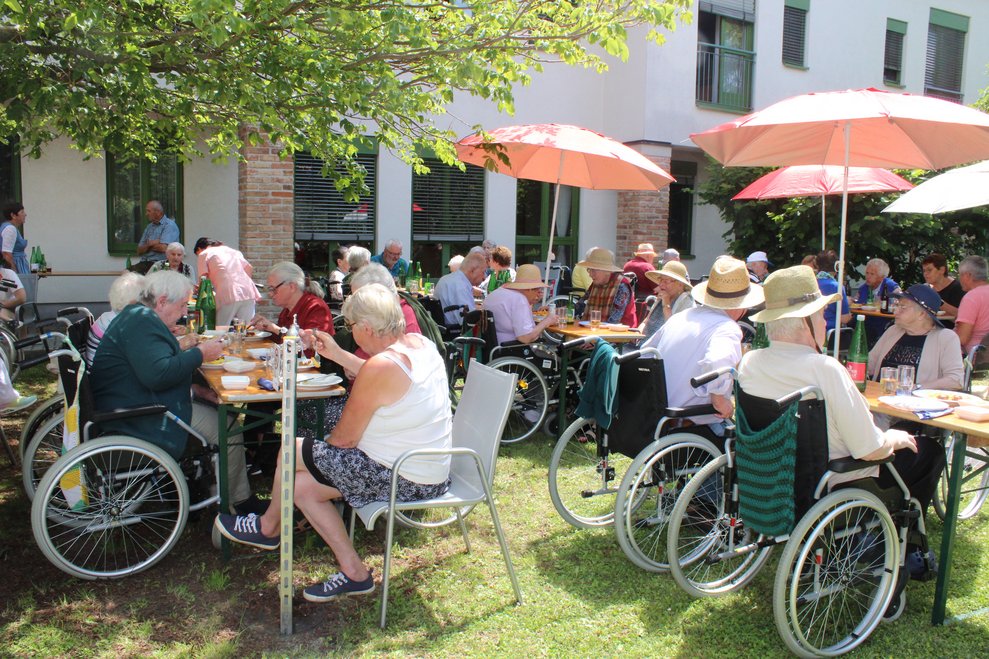 Frühschoppen mit Grillerei im Innenhof