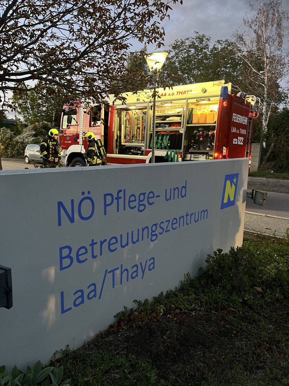 Das Einsatzfahrzeug vor dem PBZ Laa
