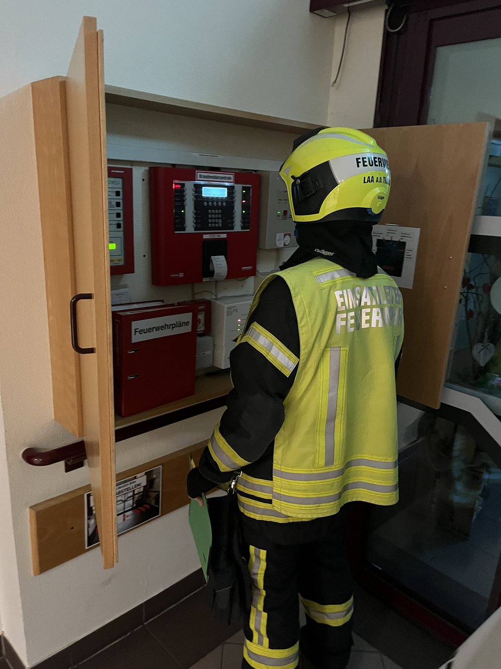 Der Einsatzleiter an der Brandmeldezentrale