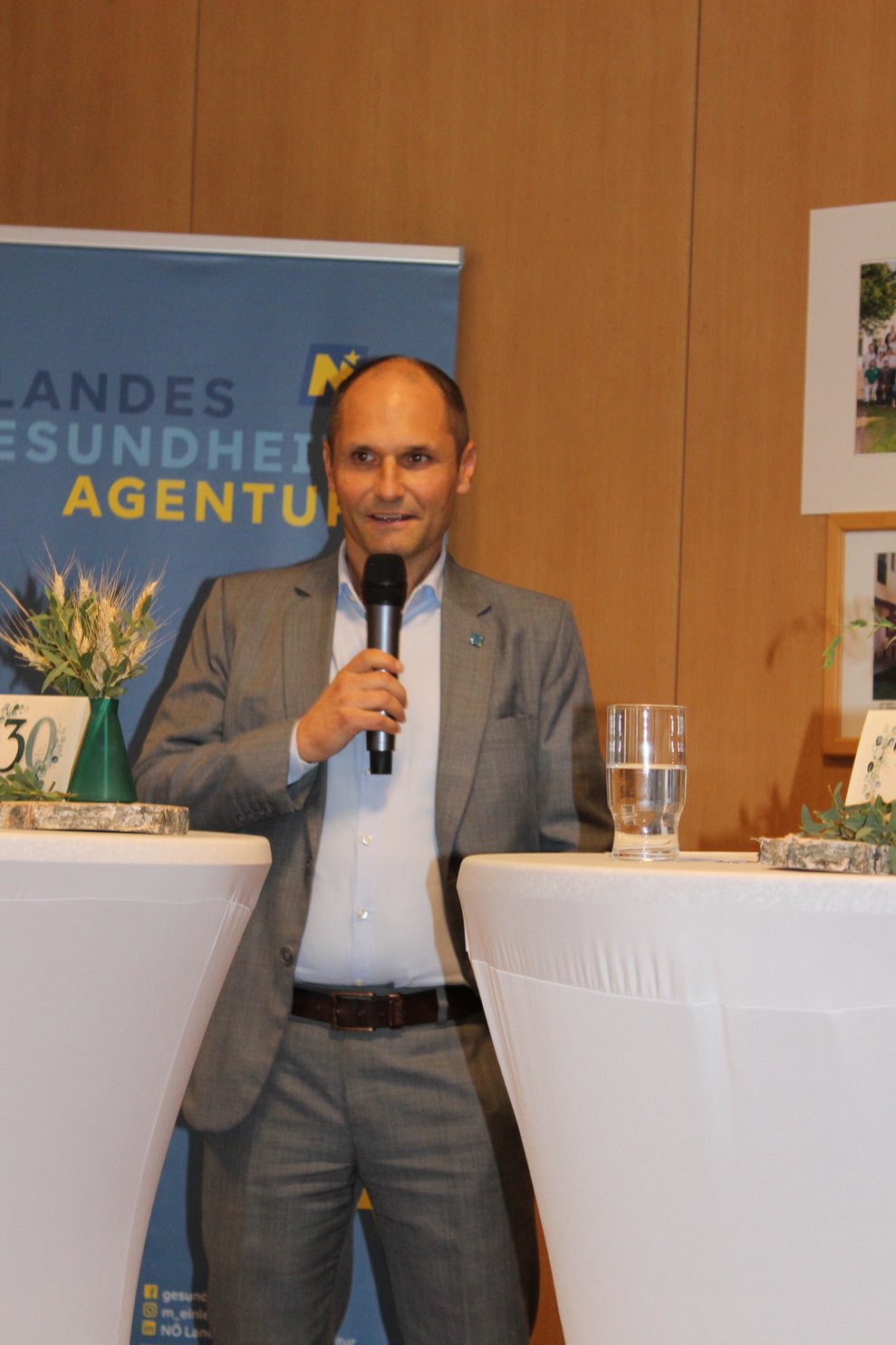 Stefan Prucker, von der LGA, richtet einige Worte an die Gäste