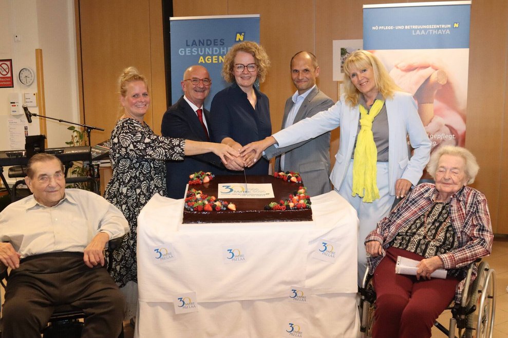 Der Kuchen wird gemeinsam angeschnitten