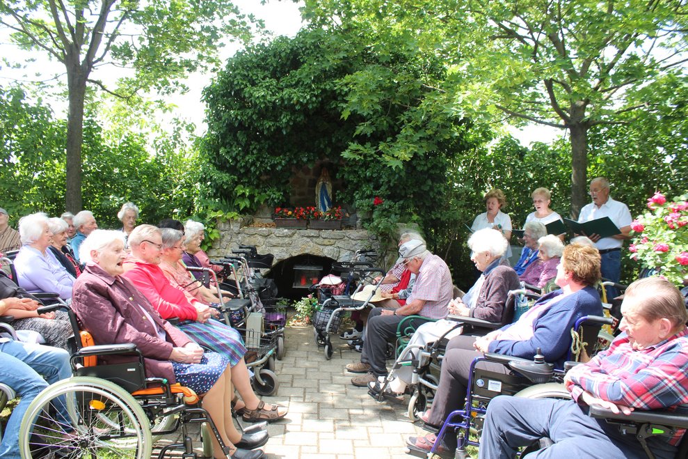 Marienandacht bei der Mariengrotte