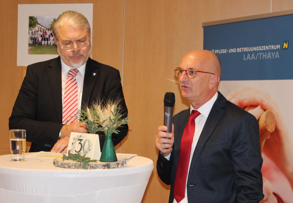 Auch Pflegedirektor Erich Schiller stellt sich den Fragen von Roman Beisser