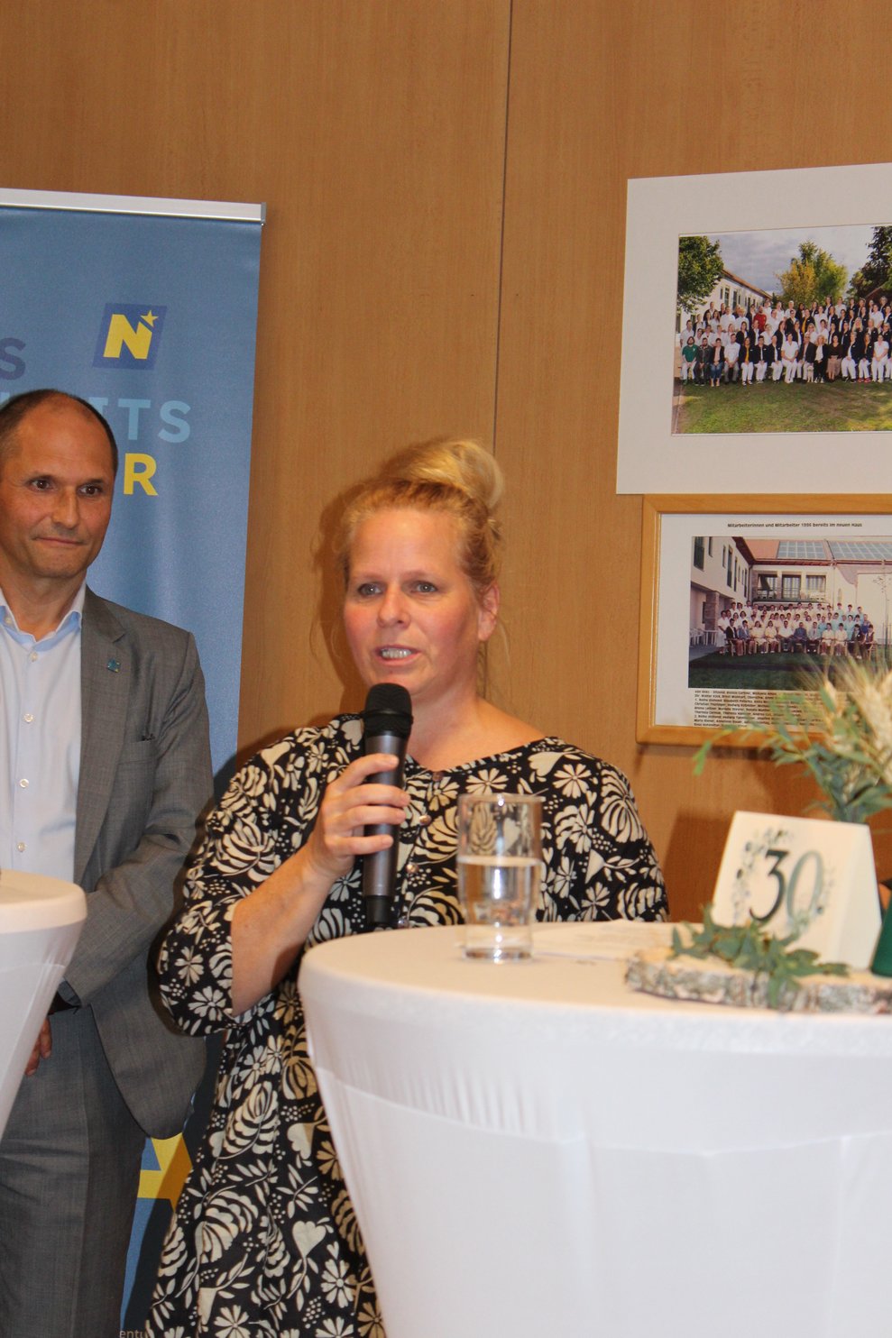 Eva Friessenbichler, von der LGA, gratuliert zum Jubiläum