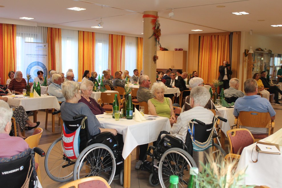 Natürlich nehmen viele Bewohnerinnen und Bewohner an der Feier teil