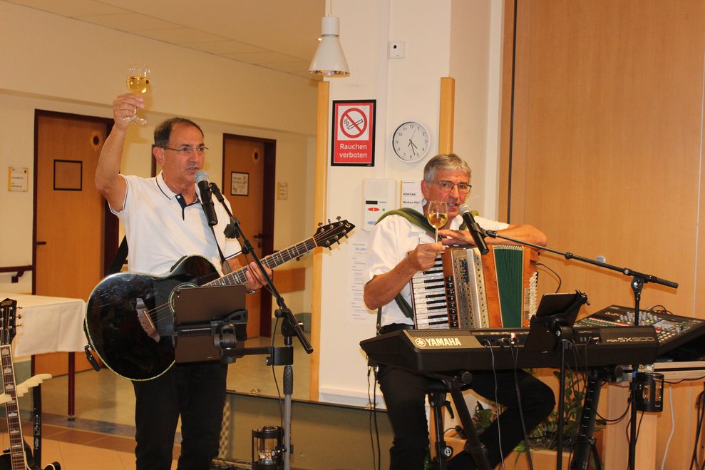 Manfred und Josef sorgen, wie gewohnt, für gute Musik und Stimmung